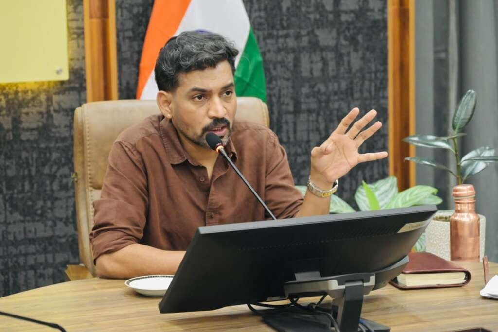 डीएम डॉ. आशीष चौहान ठोस अपशिष्ट प्रबंधन को लेकर अधिकारियों के साथ बैठक करते हुए