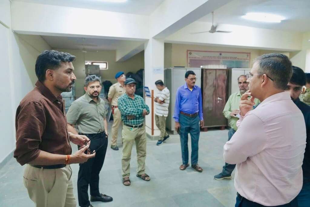 डीएम डॉ. आशीष चौहान राजनीतिक दलों के प्रतिनिधियों के साथ ईवीएम वेयरहाउस का निरीक्षण करते हुए