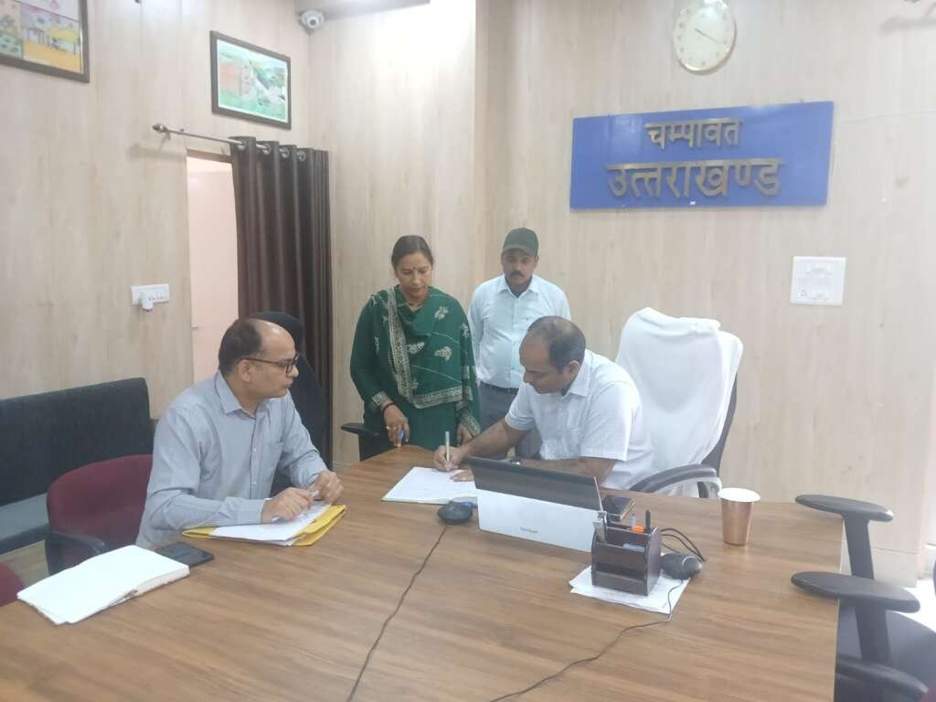 जिलाधिकारी मनीष कुमार चंपावत जिला आपातकालीन परिचालन केंद्र का निरीक्षण करते हुए
