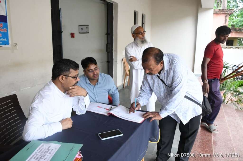अपर जिलाधिकारी विवेक कुमार राय राजनीतिक दलों के प्रतिनिधियों की मौजूदगी में EVM वेयरहाउस का निरीक्षण करते हुए
