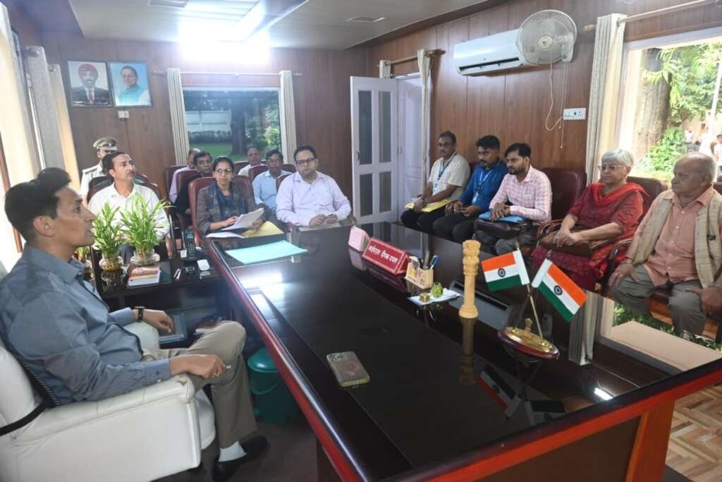 कुमाऊं आयुक्त दीपक रावत हल्द्वानी कैंप कार्यालय में जनसुनवाई करते हुए