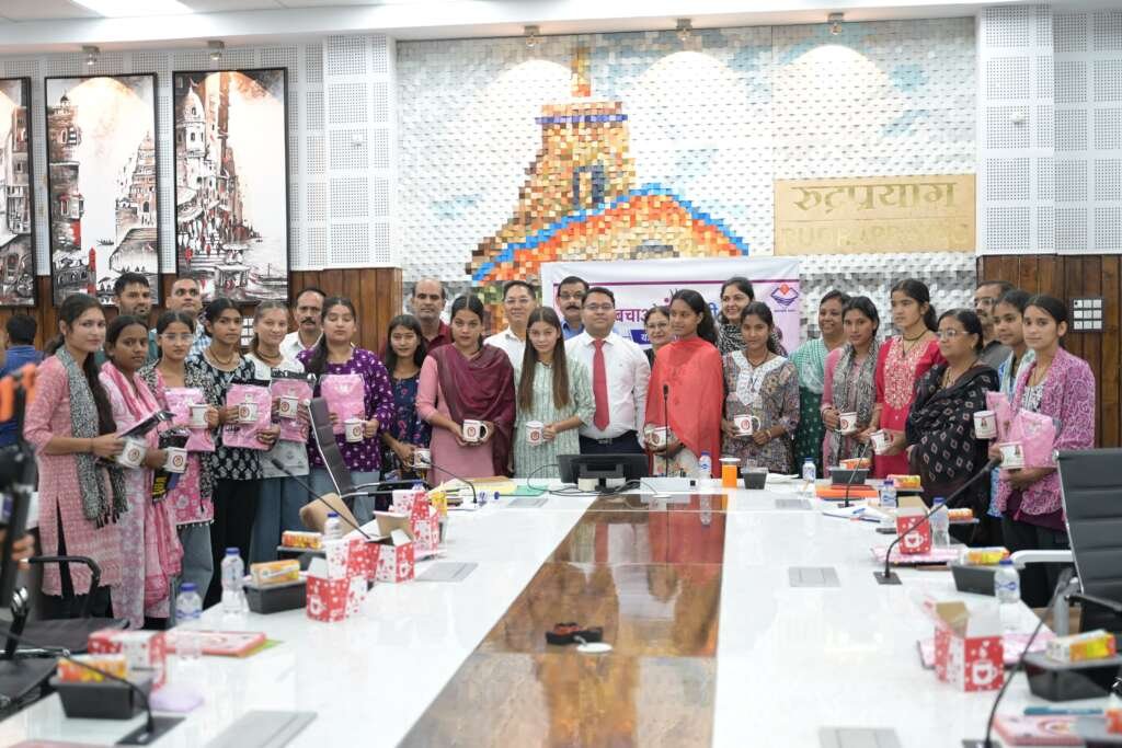 जिलाधिकारी विशाल मिश्रा ‘बेटी बचाओ बेटी पढ़ाओ’ योजना से लाभान्वित छात्राओं से संवाद करते हुए