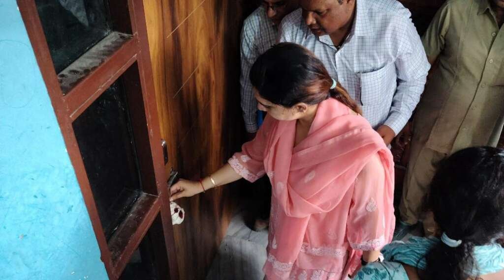 देहरादून में प्रशासन की टीम मदरसे को सील करते हुए