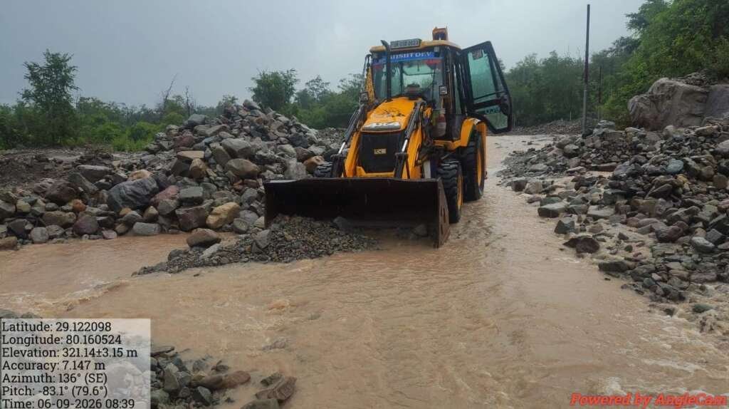 बाटनागाड़ में मलबा हटाती JCB मशीनें