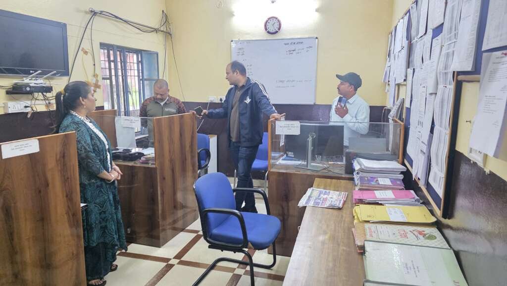 भारी बारिश के बीच डीएम मनीष कुमार ने आपदा कंट्रोल रूम का निरीक्षण कर व्यवस्थाओं का जायजा लिया