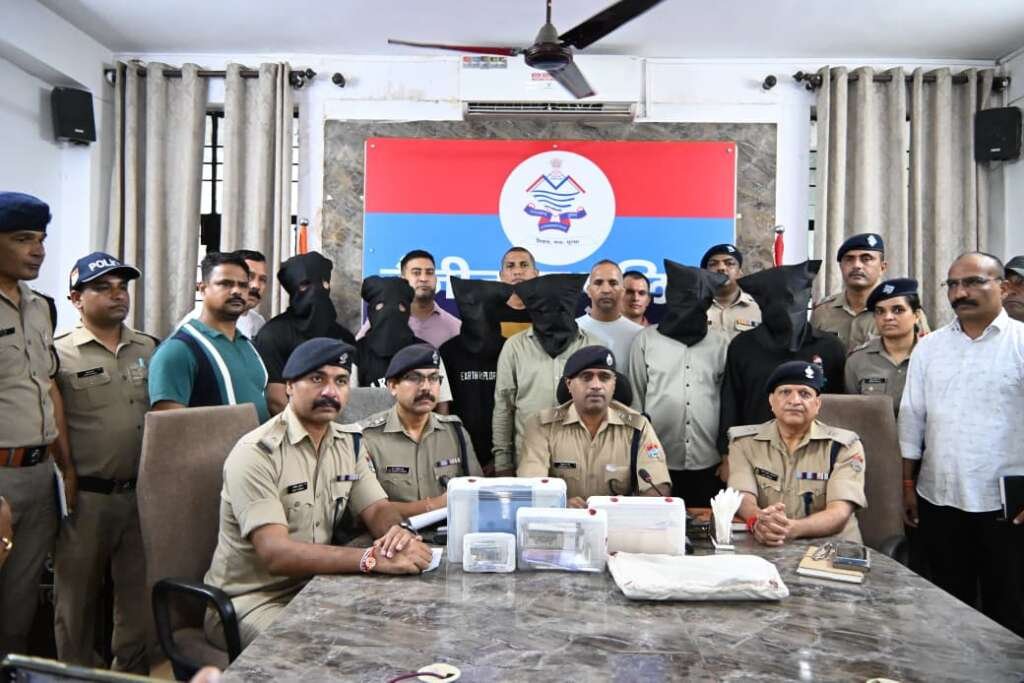मुखानी में साइबर सिंडिकेट के खिलाफ कार्रवाई में बरामद मोबाइल फोन, लैपटॉप, एटीएम कार्ड और अन्य सामान