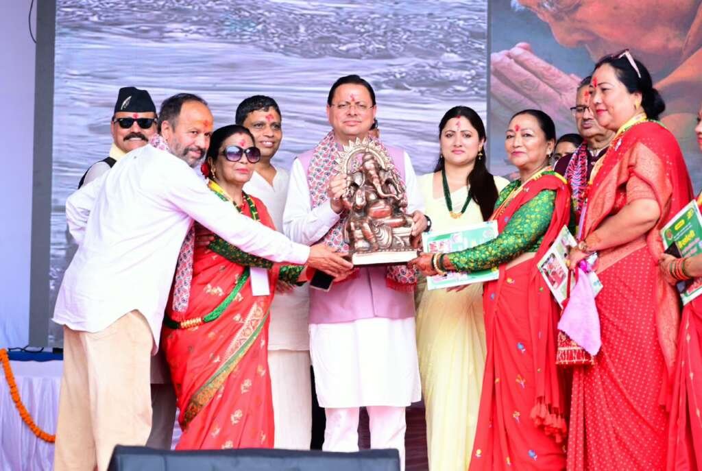 सम्मान कार्यक्रम के दौरान मुख्यमंत्री पुष्कर सिंह धामी गोर्खाली समाज की महिलाओं के साथ।