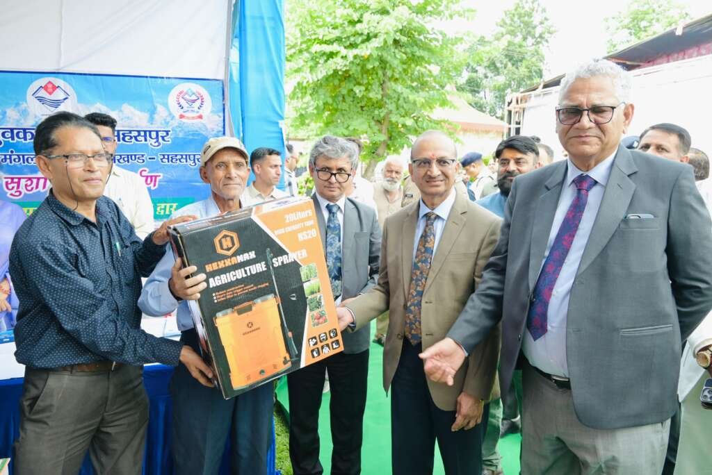 देहरादून में आयोजित विधिक जागरूकता शिविर के दौरान लाभार्थियों को सहायता सामग्री वितरण