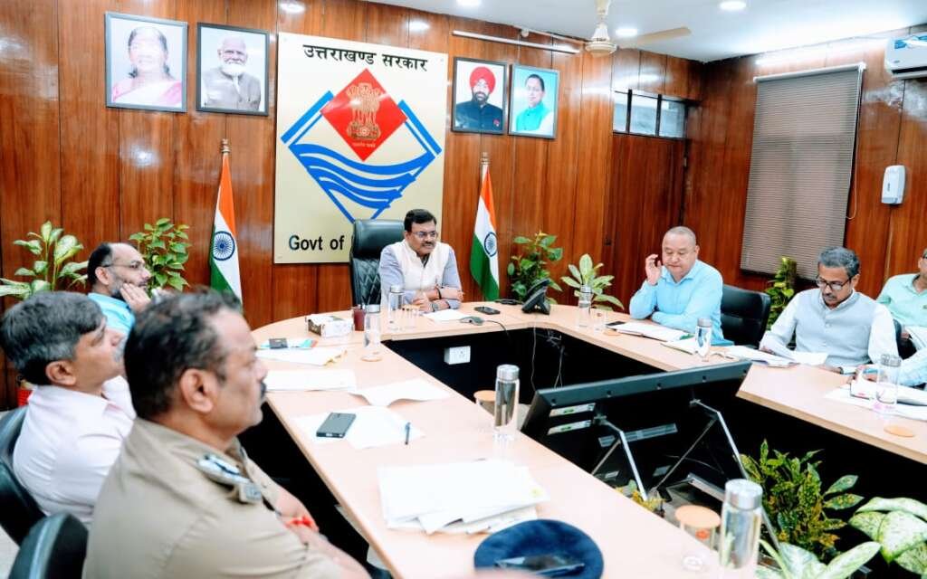 वाइब्रेंट विलेज प्रोग्राम की बैठक की अध्यक्षता करते मुख्य सचिव आनन्द बर्द्धन