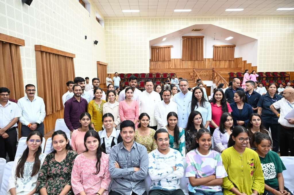 मुख्यमंत्री पुष्कर सिंह धामी युवा भविष्य निर्माण योजना का शुभारंभ करते हुए