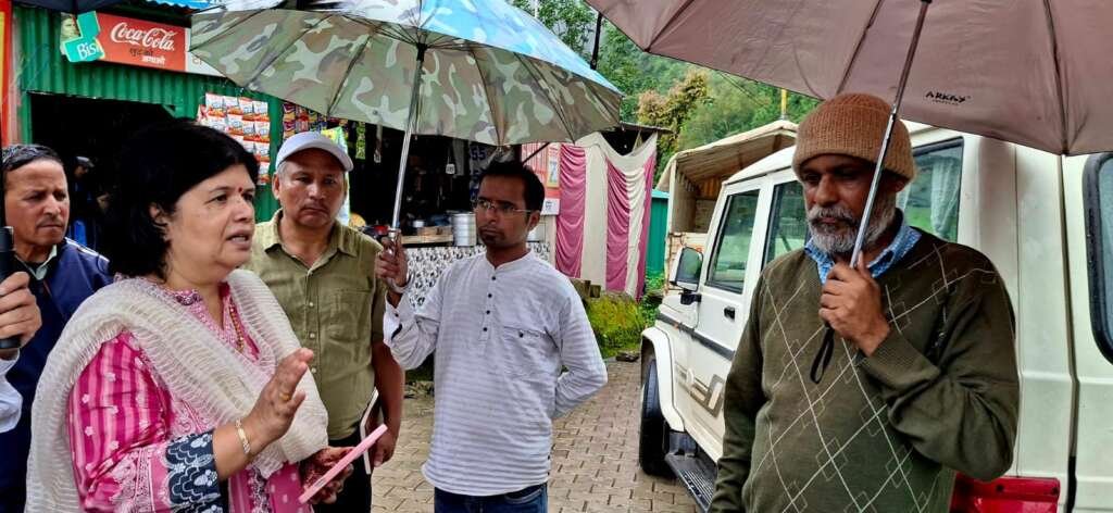 ज्योलिकोट क्षेत्र में स्वास्थ्य व्यवस्थाओं का जायजा लेतीं मुख्य चिकित्सा अधिकारी डॉ. रश्मि पंत