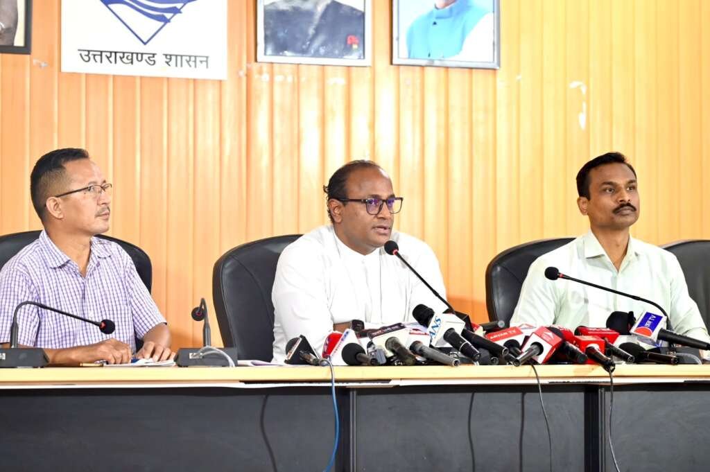 मुख्य निर्वाचन अधिकारी डॉ. बीवीआरसी पुरुषोत्तम मतदाता पुनरीक्षण अभियान की जानकारी देते हुए