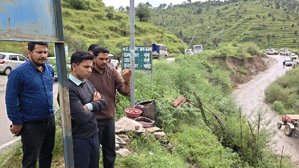 क्वारब बाईपास मार्ग का निरीक्षण करते जिलाधिकारी अंशुल सिंह
