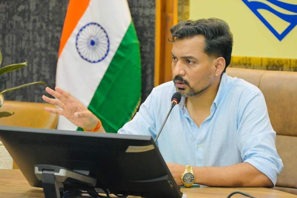देहरादून में रोड कटिंग कार्यों की समीक्षा करते जिलाधिकारी डॉ. आशीष चौहान