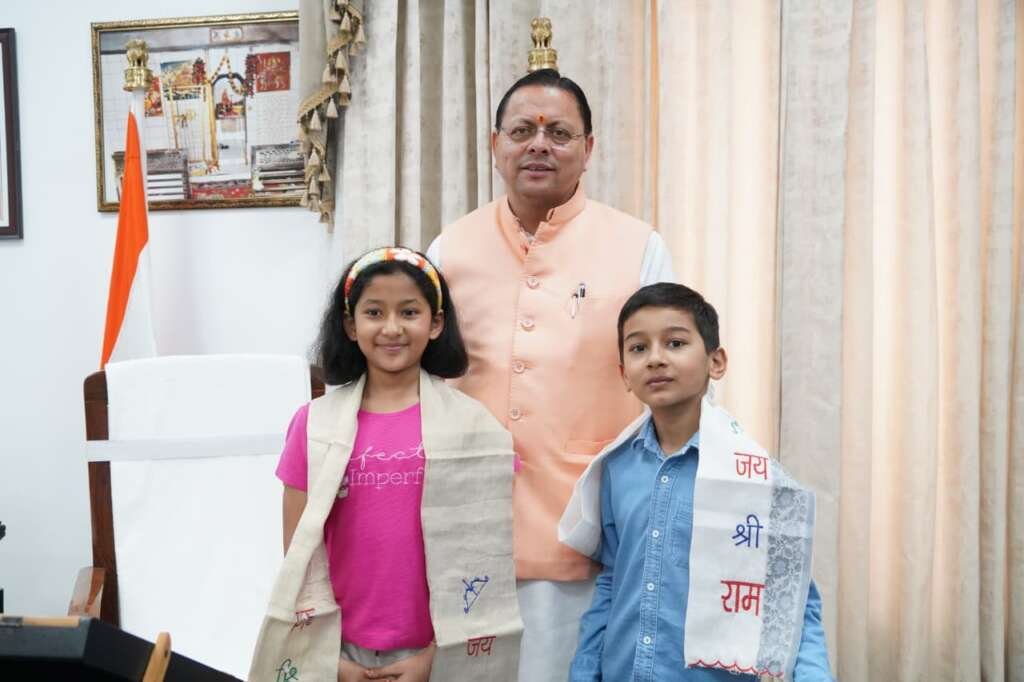 मुख्यमंत्री पुष्कर सिंह धामी के साथ माउंट किलिमंजारो फतह करने वाले नन्हे पर्वतारोही रियांश पंत और प्रिशा रावत
