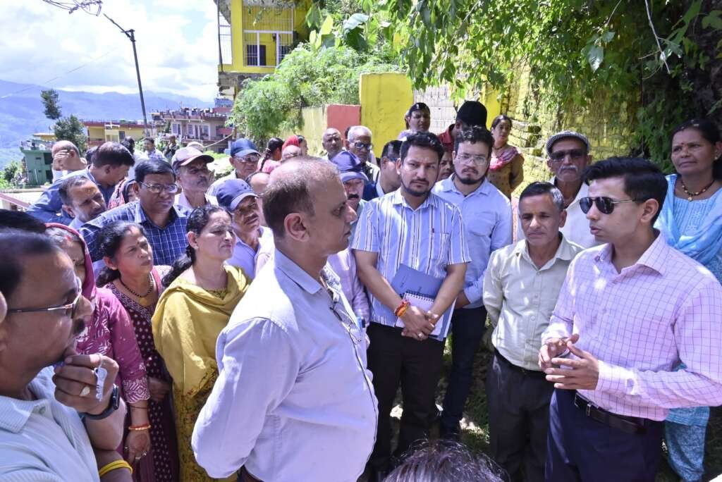 डीएम अंशुल सिंह दुगालखोला-खगमरा वार्डों का स्थलीय निरीक्षण करते हुए