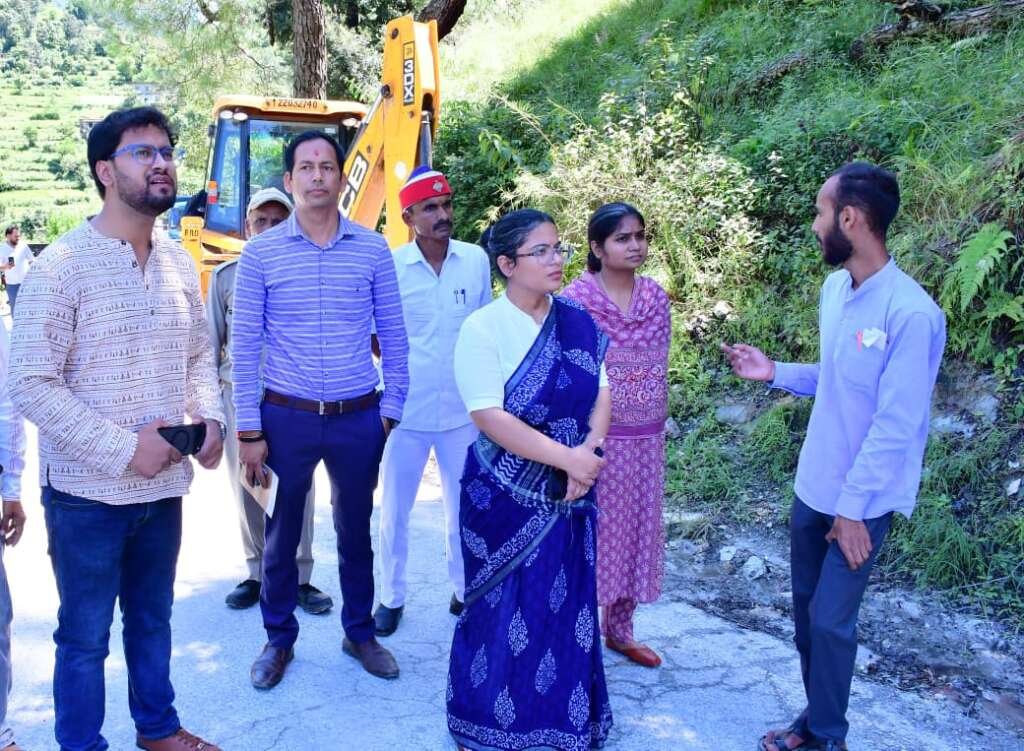 रवाईखाल में सड़क बहाली कार्य का निरीक्षण करतीं जिलाधिकारी अपूर्वा पांडे
