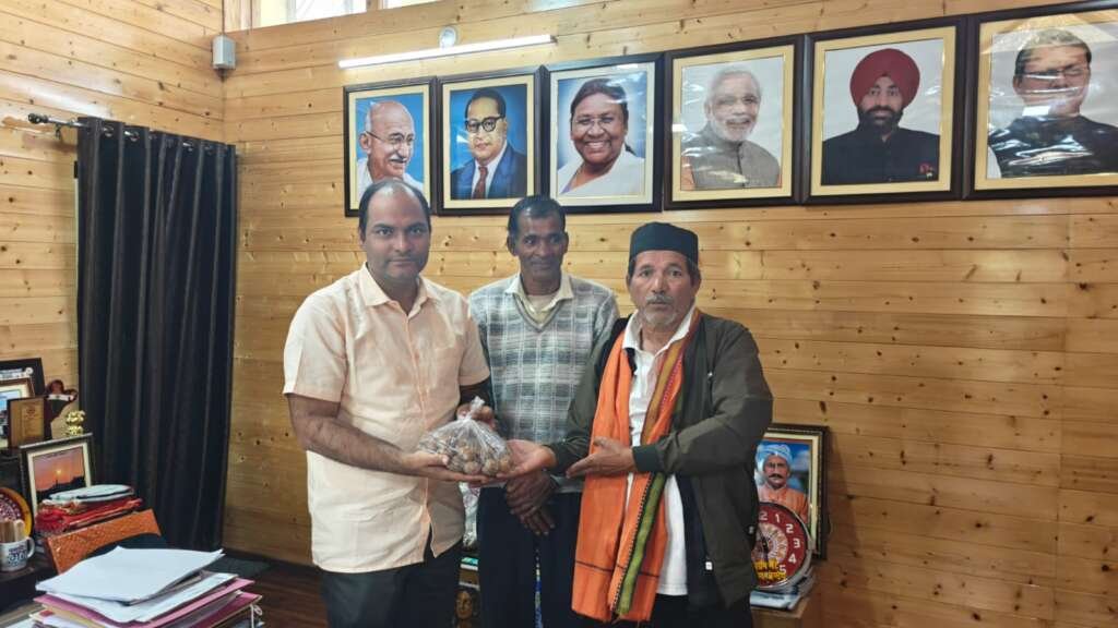 चंपावत में प्रगतिशील किसानों से बागवानी को लेकर चर्चा करते जिलाधिकारी मनीष कुमार