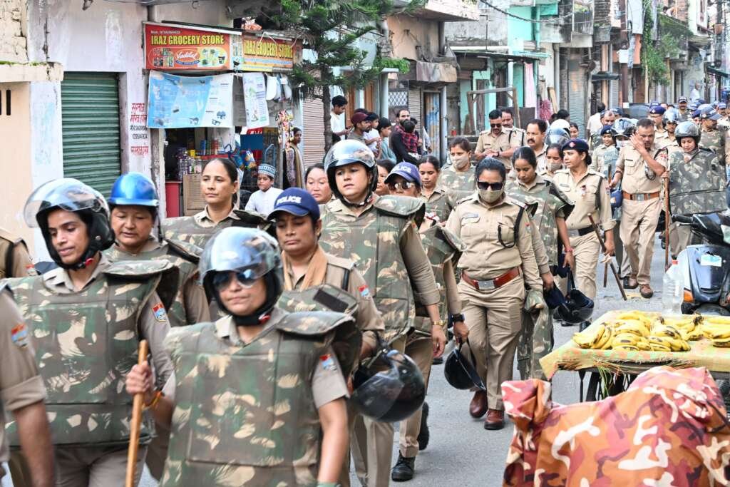 सुप्रीम कोर्ट के संभावित फैसले से पहले बनभूलपुरा में पुलिस ने फ्लैग मार्च कर सुरक्षा व्यवस्था का जायजा लिया।
