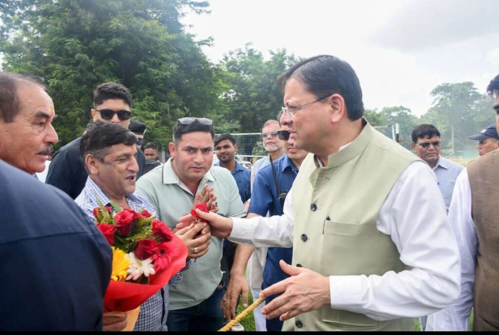 हल्द्वानी में जनता से जनसमस्याएं सुनते मुख्यमंत्री पुष्कर सिंह धामी