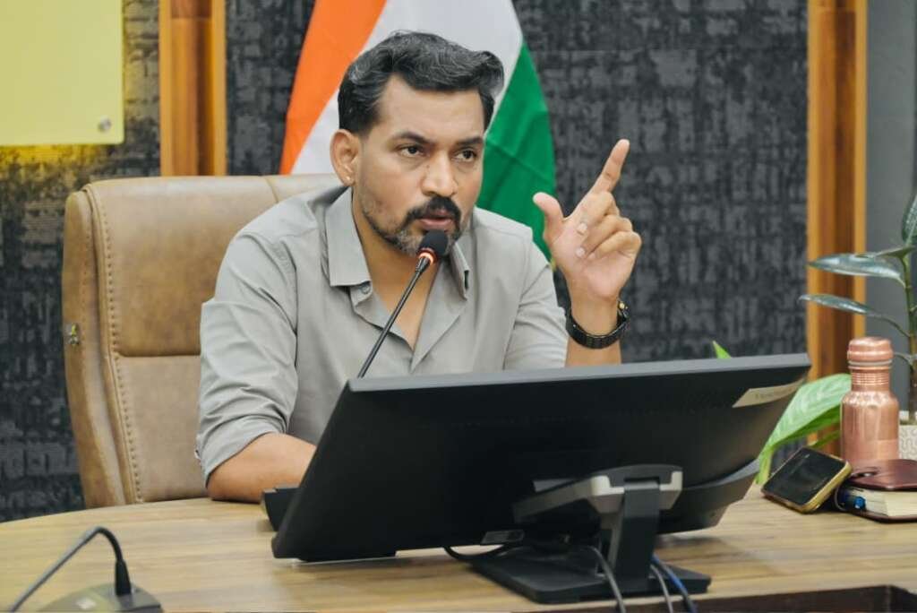 देहरादून में ऋण फर्जीवाड़े के मामलों की समीक्षा करते जिलाधिकारी