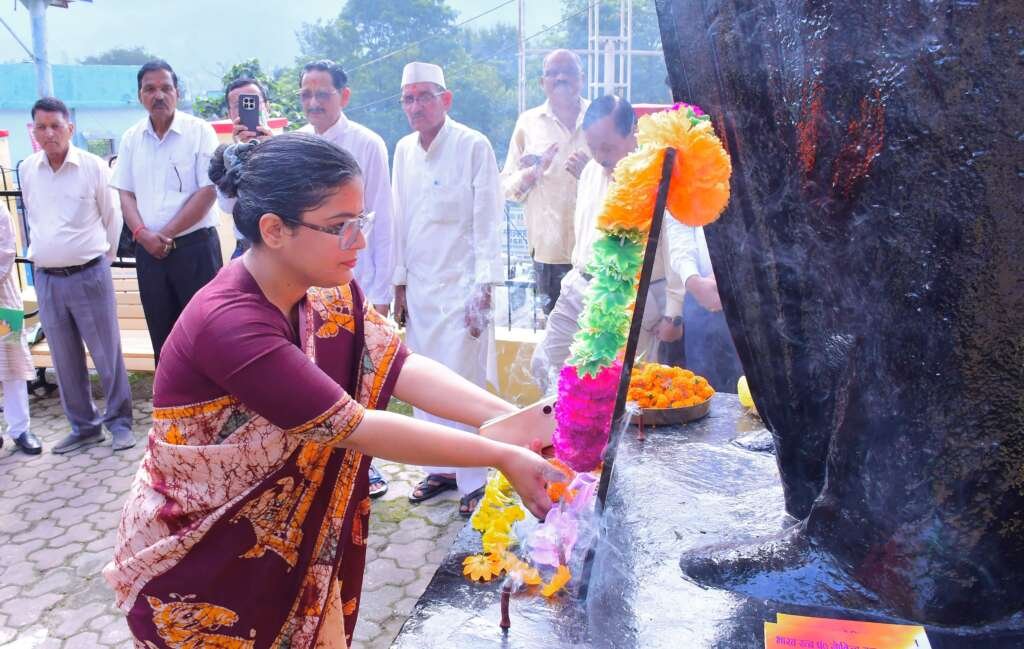 Bageshwar में पंडित गोविंद बल्लभ पंत की 139वीं जयंती पर प्रतिमा पर पुष्पांजलि अर्पित करती जिलाधिकारी अपूर्वा पांडे