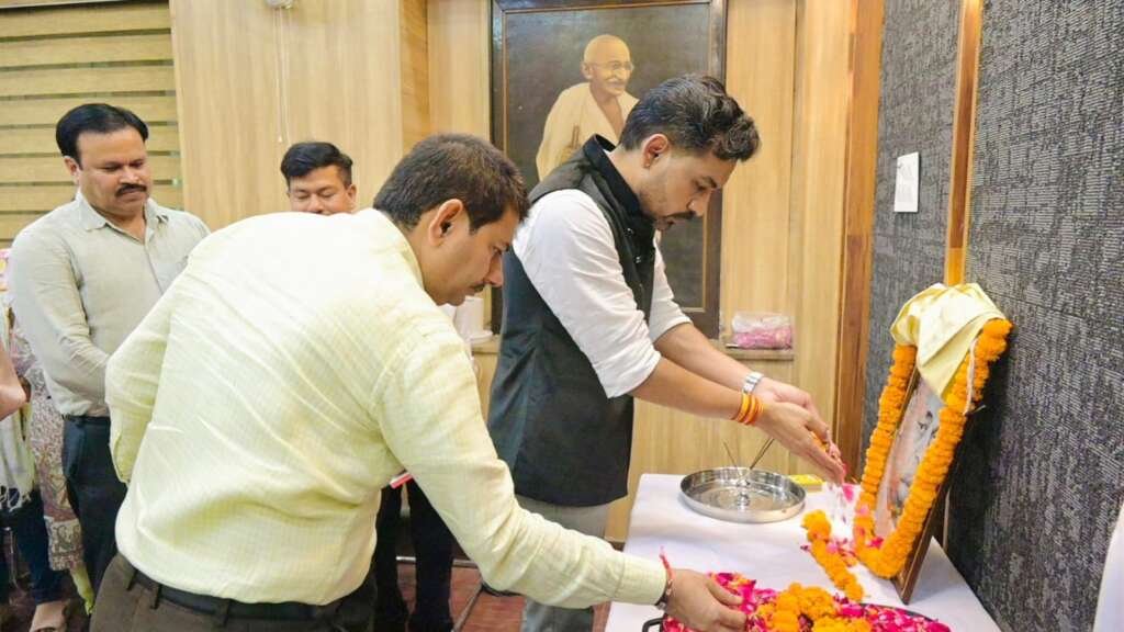 देहरादून में पं. गोविंद बल्लभ पंत की जयंती पर डीएम आशीष चौहान श्रद्धांजलि देते हुए
