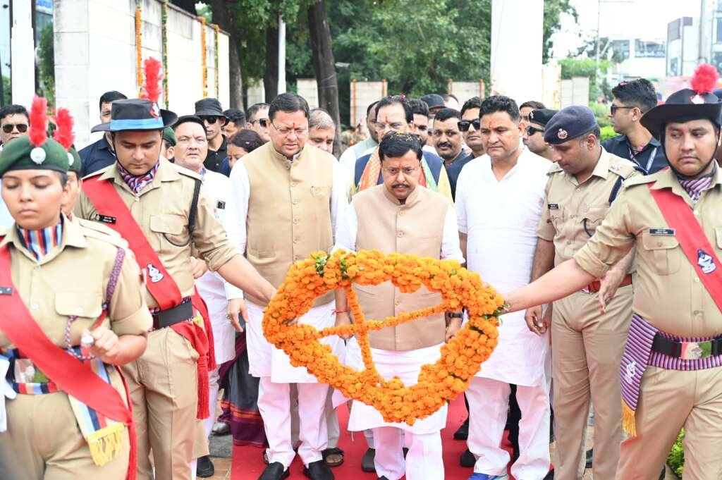 मुख्यमंत्री पुष्कर सिंह धामी और भाजपा राष्ट्रीय अध्यक्ष नितिन नवीन हल्द्वानी शहीद स्मारक में श्रद्धांजलि अर्पित करते हुए