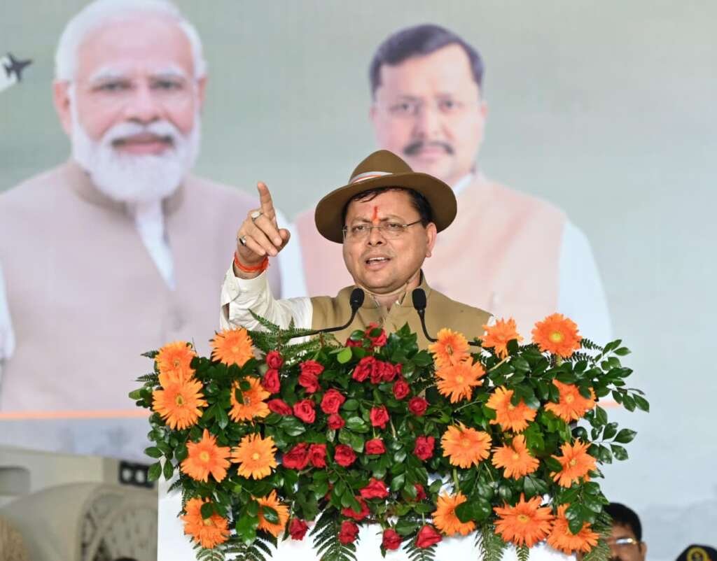 मुख्यमंत्री पुष्कर सिंह धामी हल्द्वानी में पूर्व सैनिक सम्मान समारोह को संबोधित करते हुए