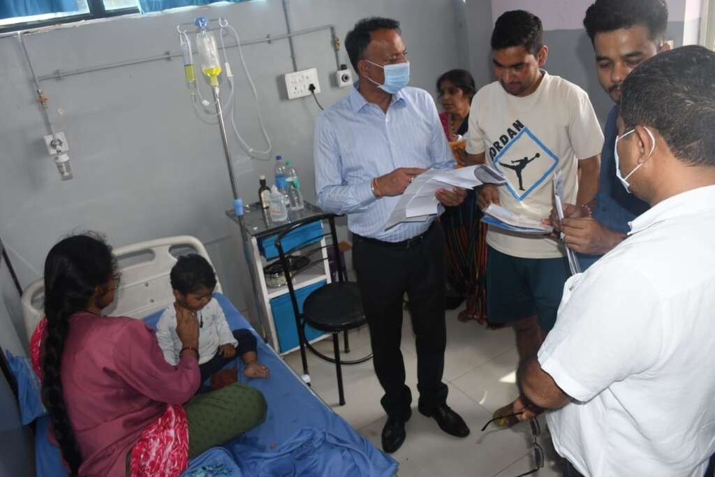 ज्योलिकोट के जलजनित बीमारी से पीड़ित मरीजों का अस्पताल में हालचाल लेते सीडीओ अरविन्द कुमार पाण्डे