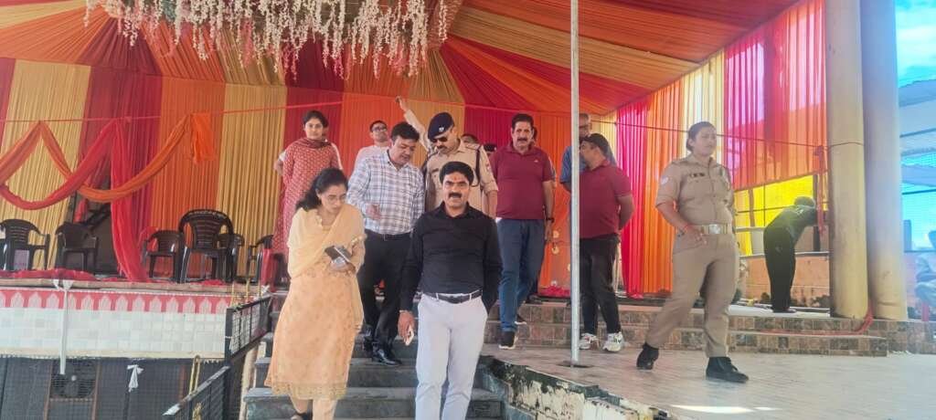 अल्मोड़ा नंदा देवी मंदिर में मेले की तैयारियों का निरीक्षण करते मुख्य विकास अधिकारी