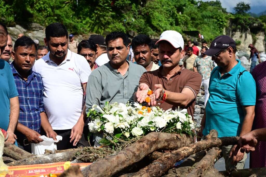 चित्रशिला घाट पर जिला सूचना अधिकारी गिरिजा शंकर जोशी को अंतिम विदाई