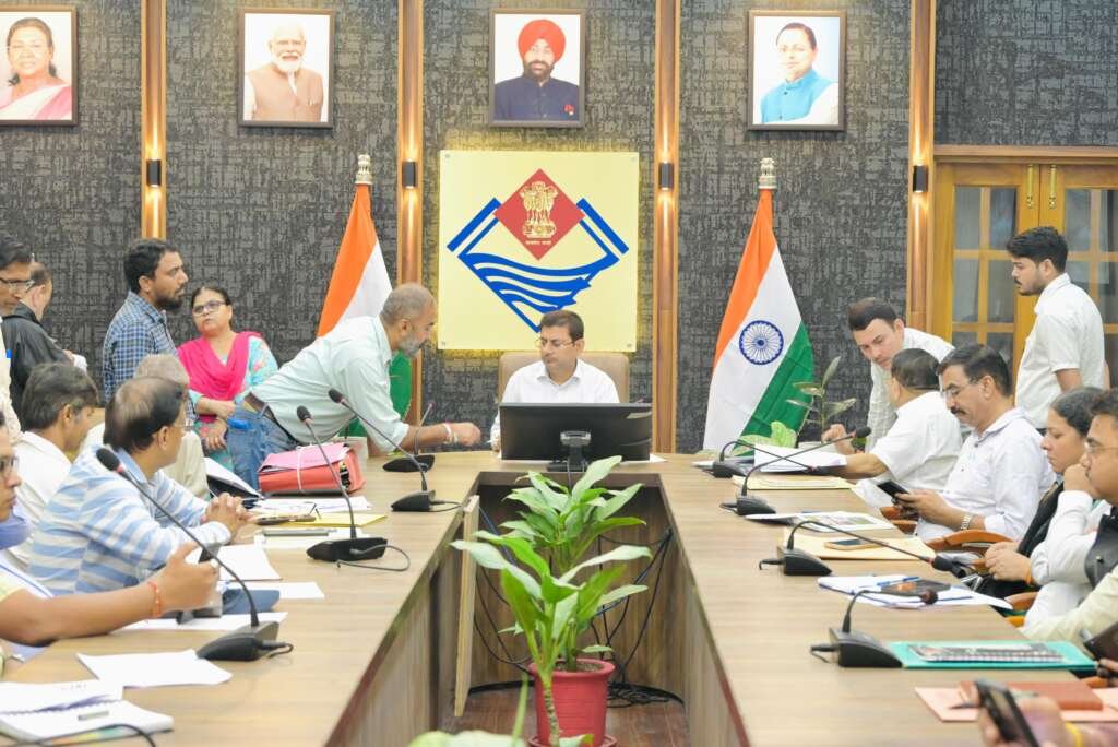 देहरादून कलेक्ट्रेट में समाधान दिवस के दौरान शिकायतें सुनते अपर जिलाधिकारी केके मिश्रा