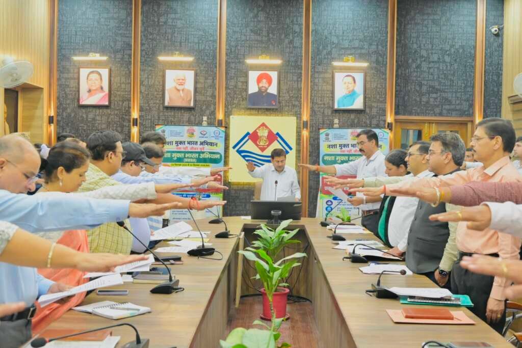 देहरादून में नशामुक्त भारत अभियान के तहत शपथ लेते अधिकारी और कर्मचारी