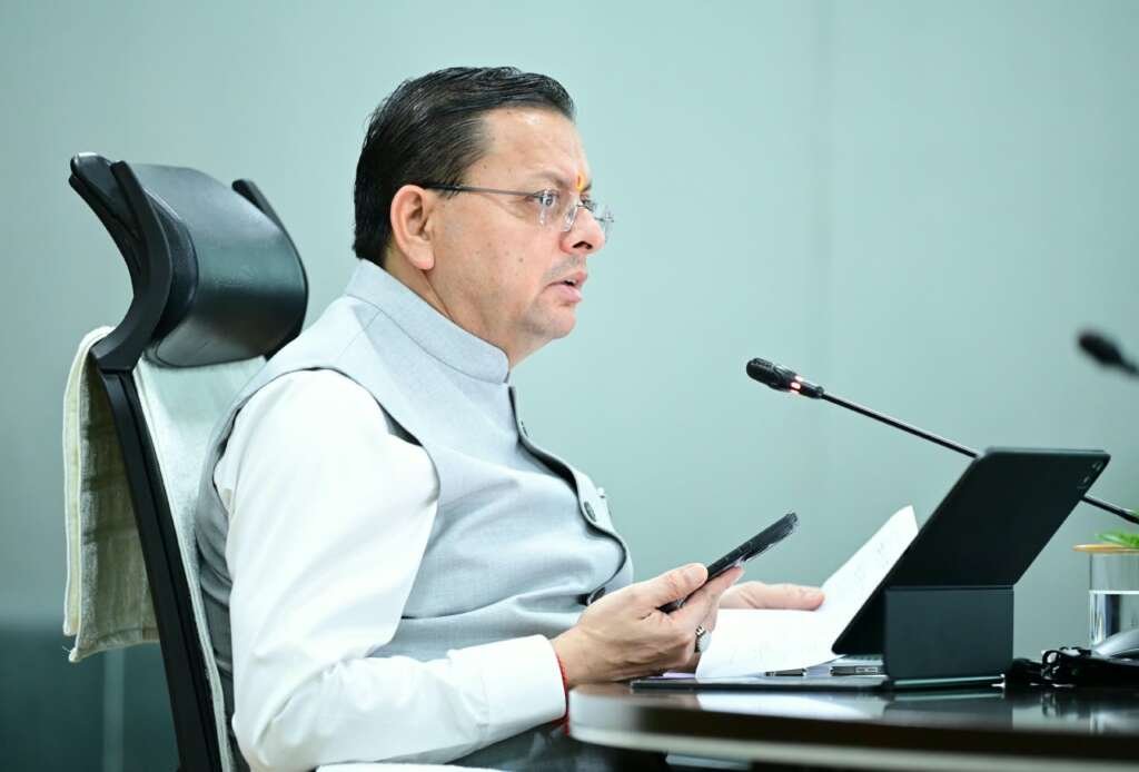 मुख्यमंत्री पुष्कर सिंह धामी अधिकारियों के साथ प्रदेश की सड़कों की समीक्षा करते हुए