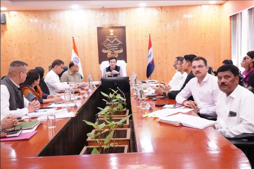 देहरादून में अभिसूचना एवं सुरक्षा विभाग की समीक्षा बैठक करते डीजीपी दीपम सेठ