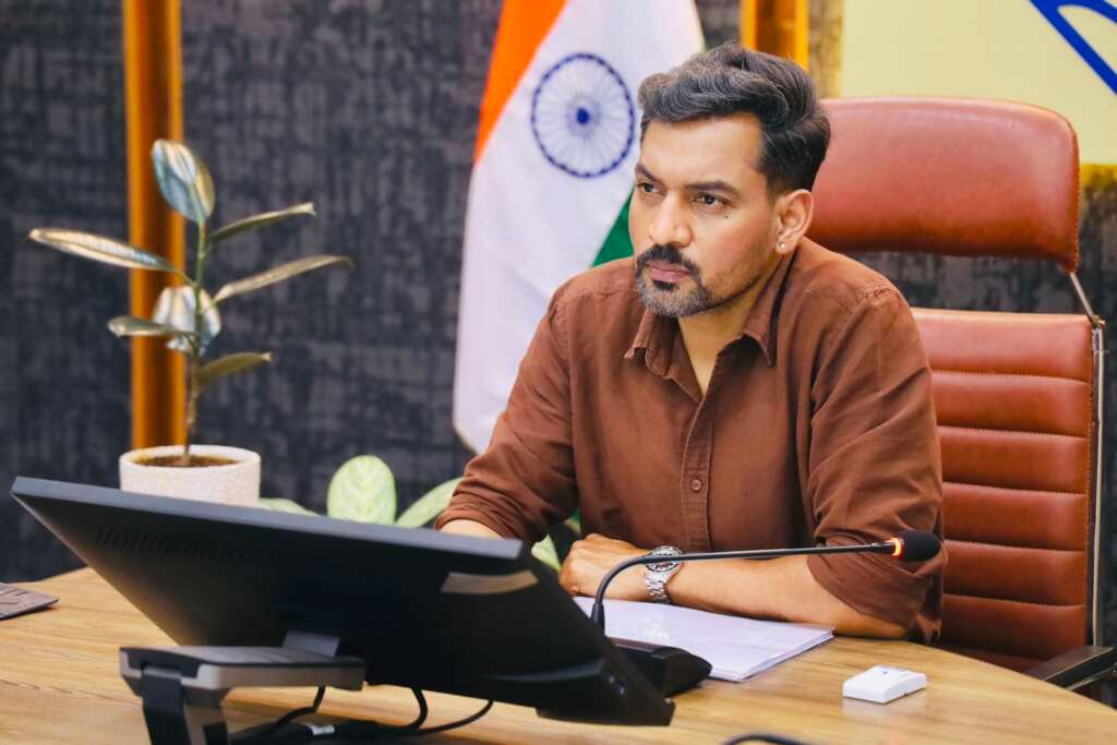 देहरादून में सेवा संकल्प अभियान को लेकर अधिकारियों को निर्देश देते जिलाधिकारी आशीष चौहान
