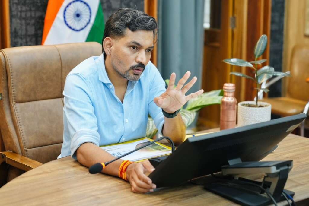 देहरादून में जल जीवन मिशन की समीक्षा बैठक करते जिलाधिकारी आशीष चौहान