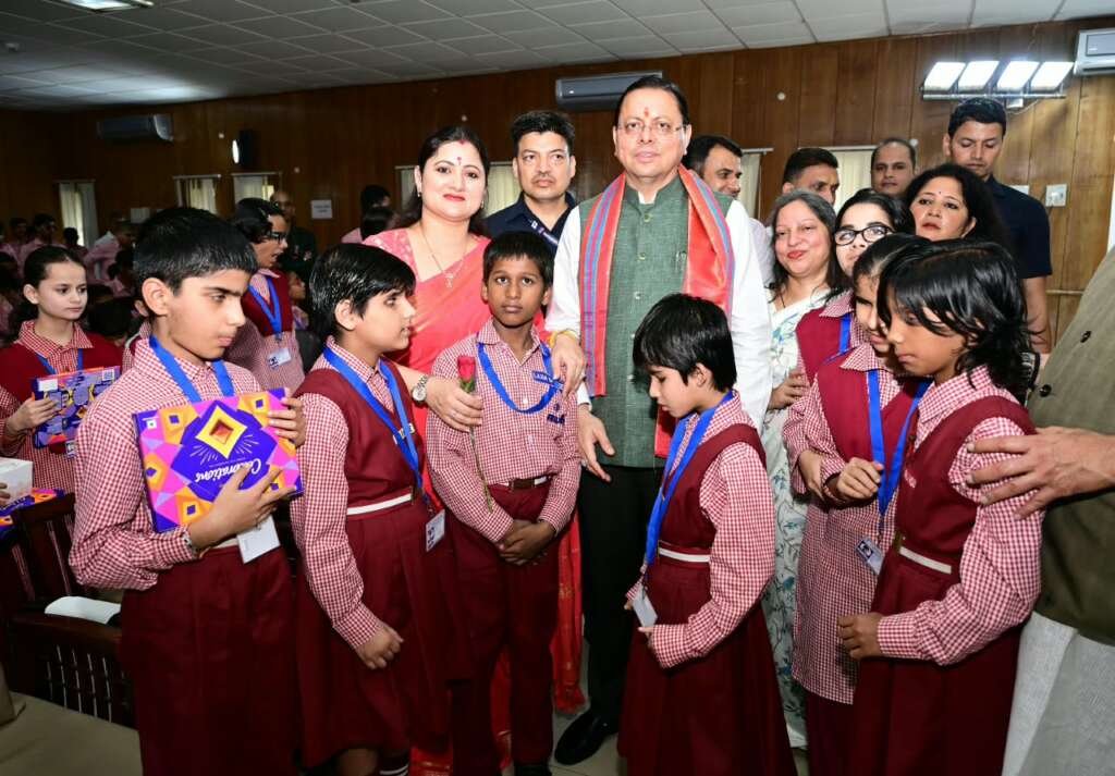 देहरादून में दिव्यांग बच्चों के साथ जन्मदिन मनाते मुख्यमंत्री पुष्कर सिंह धामी
