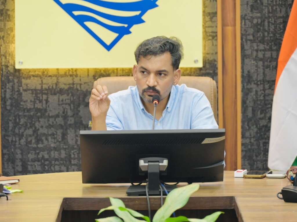 देहरादून में सरकारी भूमि से अतिक्रमण हटाने और पॉलीगॉन मैपिंग की समीक्षा करते जिलाधिकारी