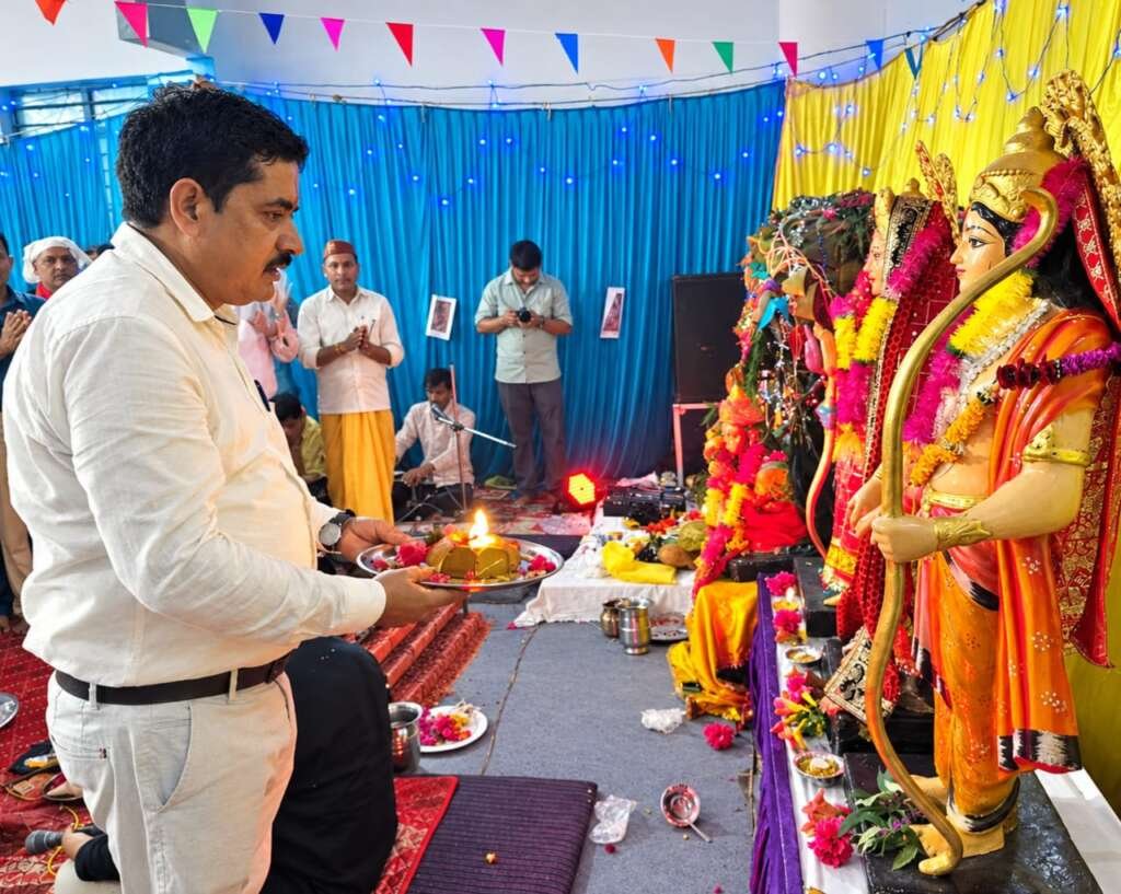 नैनीताल आँचल दुग्ध संघ प्लांट में विश्वकर्मा जयंती पर मशीनरी पूजन करते अधिकारी और कर्मचारी