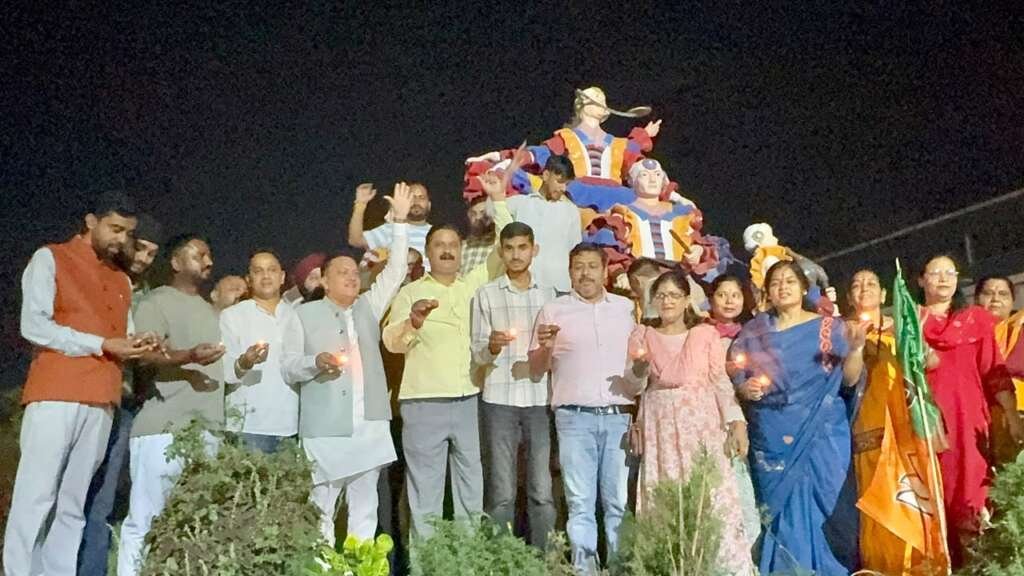 हल्द्वानी के शहीद पार्क में पीएम मोदी के जन्मदिवस पर आशीर्वाद के दीये जलाते कार्यकर्ता और नागरिक