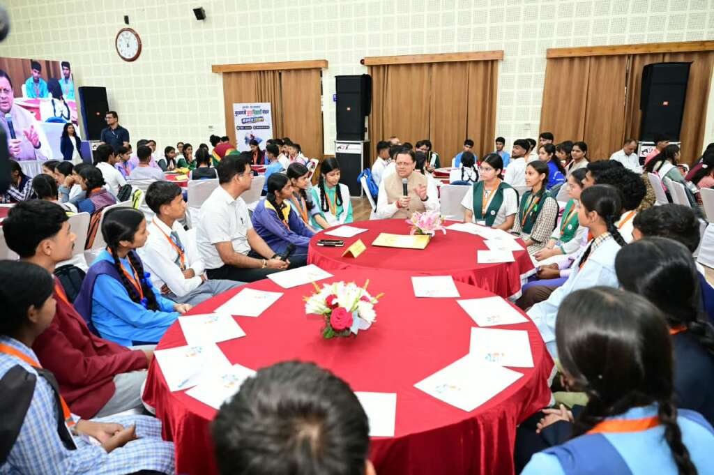 मुख्यमंत्री पुष्कर सिंह धामी मुख्यमंत्री युवा विद्यार्थी मंथन कार्यक्रम में विद्यार्थियों से संवाद करते हुए