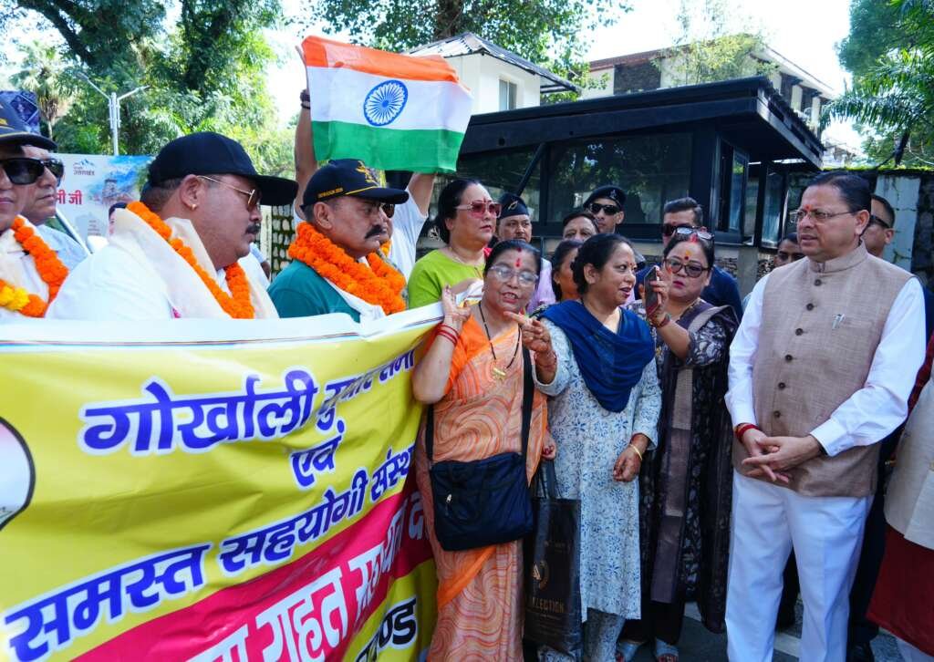 मुख्यमंत्री पुष्कर सिंह धामी नेपाल आपदा राहत सहायता दल को हरी झंडी दिखाकर रवाना करते हुए