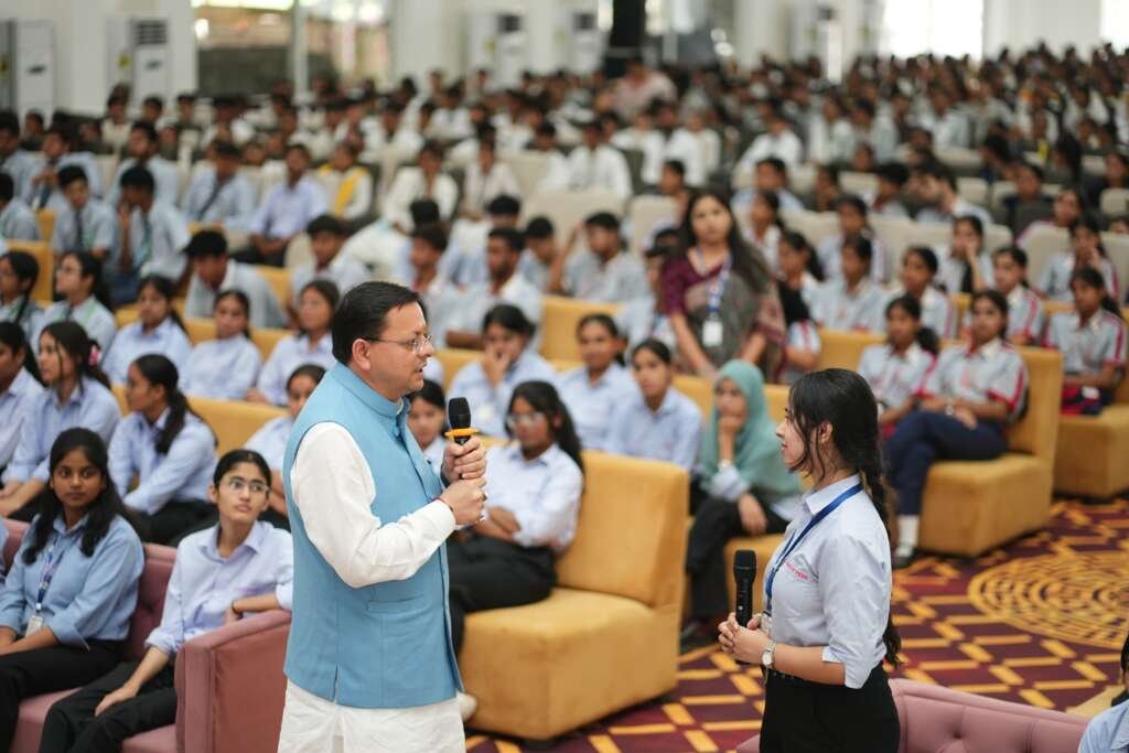 काशीपुर में युवा विद्यार्थी संवाद कार्यक्रम में छात्र-छात्राओं से संवाद करते मुख्यमंत्री पुष्कर सिंह धामी