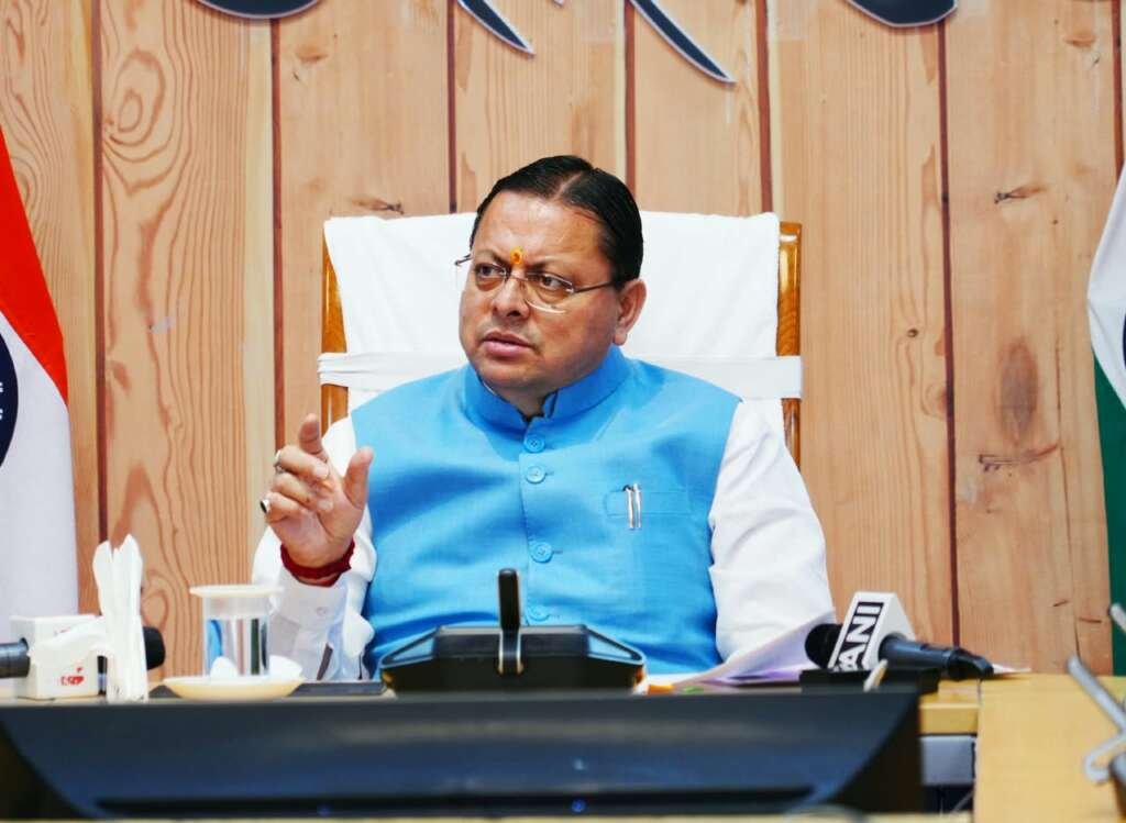 मुख्यमंत्री पुष्कर सिंह धामी निर्माण श्रमिकों को डीबीटी सहायता राशि हस्तांतरित करते हुए