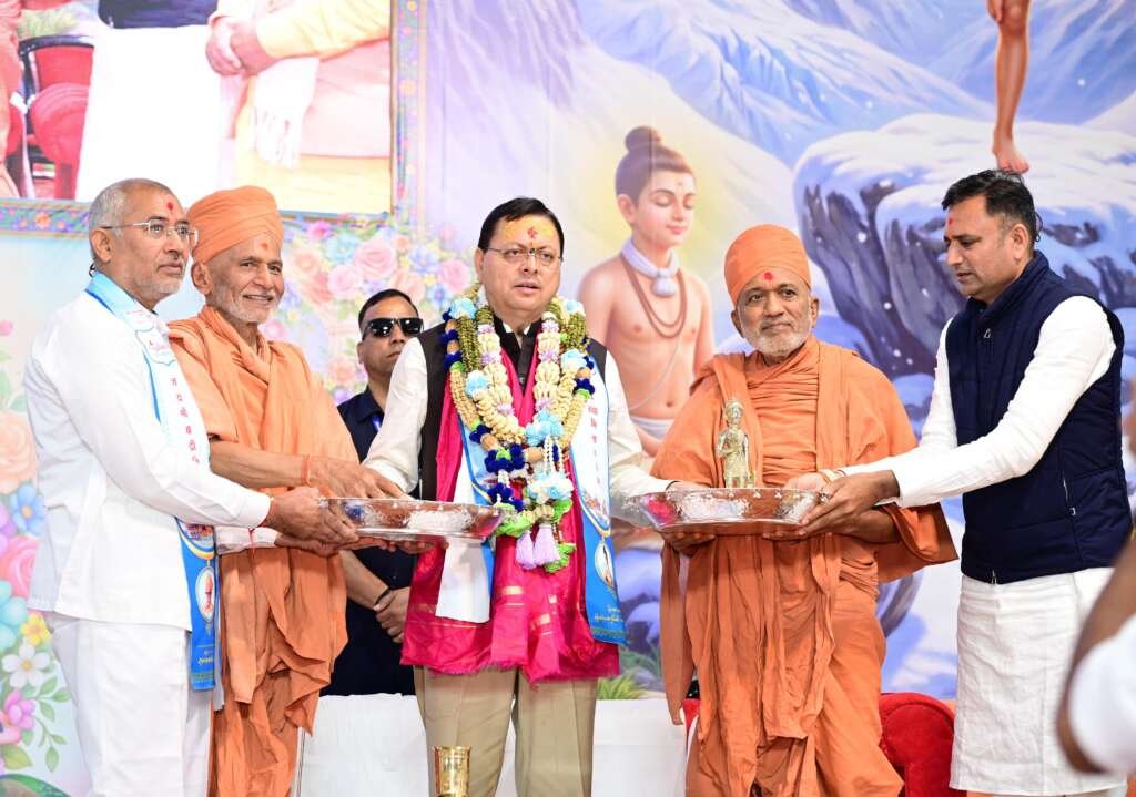 बदरीनाथ धाम में भगवान बदरीविशाल के दर्शन करते मुख्यमंत्री पुष्कर सिंह धामी