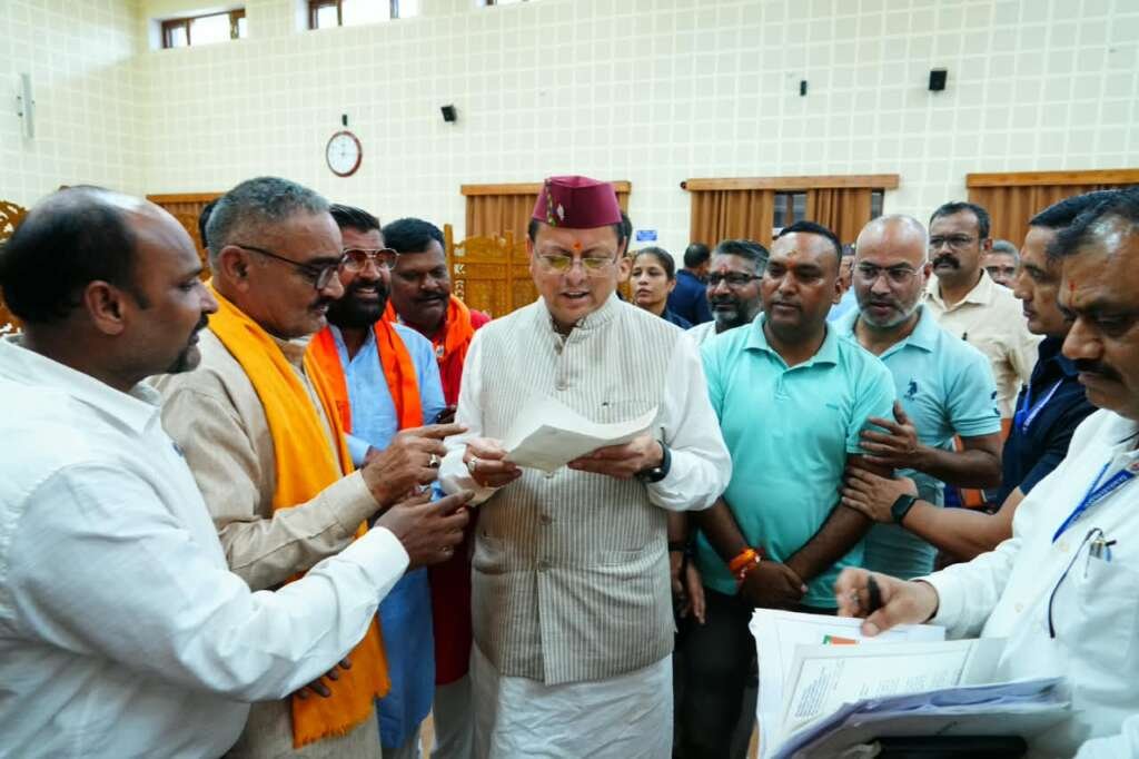 Dehradun में मुख्यमंत्री पुष्कर सिंह धामी प्रदेशभर से आए लोगों की समस्याएं सुनते हुए