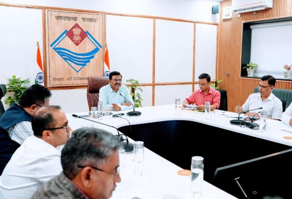 मुख्य सचिव आनंद बर्द्धन जिलाधिकारियों के साथ वीडियो कॉन्फ्रेंसिंग में समीक्षा करते हुए