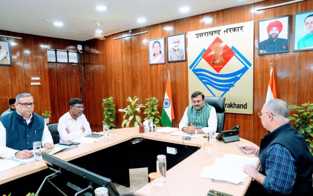 ज्योलिकोट दूषित पेयजल मामले पर मुख्य सचिव आनन्द बर्द्धन की अधिकारियों के साथ बैठक